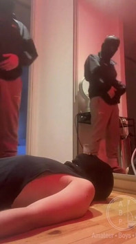 Amateur jongen pist in een glas in de mond van zijn vriend