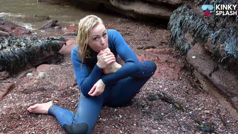 UKCuteGirl Lucy Lauren: Salty wetsuit toe chupando cadela