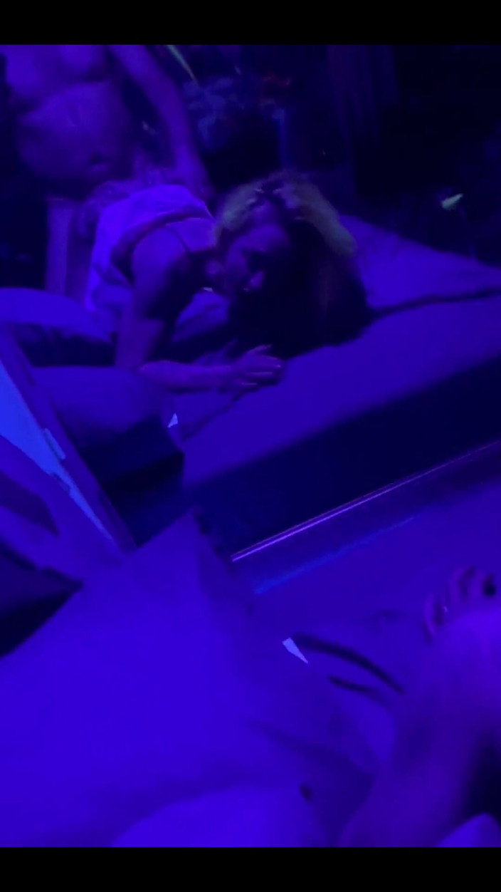 Zoey Portland: Seksi üvey anne üvey oğlu arkadaşı tarafından sikiliyor