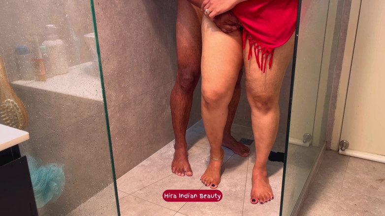 Hot 365 Entertainments: Tabu Badezimmer Anal: Ich Quetsche Meine Großen Möpse, Während Ich...