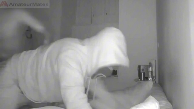 AmateurBoysPissing: Parte 1: Ihousebreaker Mascherato Catturato, Punito E Umiliato Da Un Ragazzo...