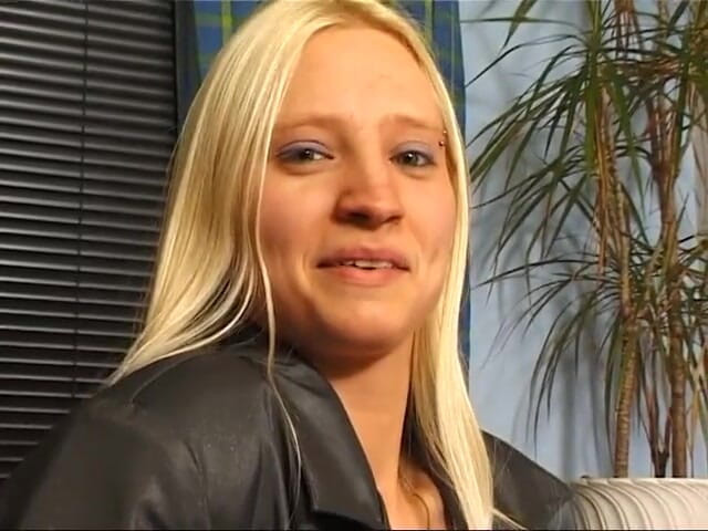 German Classic Porn videos: Ines, loira alemã, pega ao ar livre