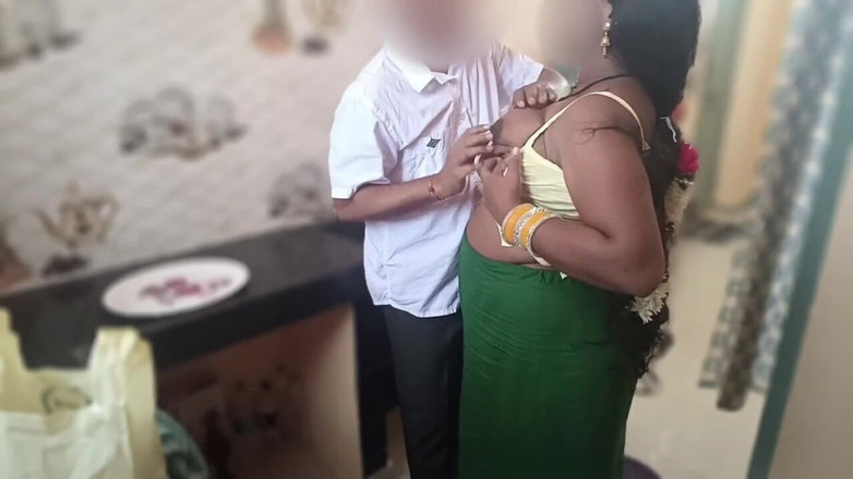 Telugu-fuckers: 德西继母在厨房性交，我在她做饭时操了她，给她惊喜。