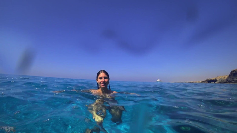 GoldTeachers: Stunning Girl Swims Nude on Beach