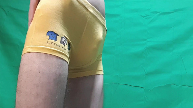 HeIsSooThin: Gele jongenshorts passen