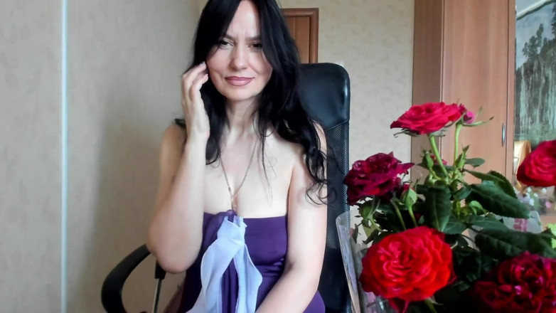 AngelaMilf: Big Dildo in the Ass and Pissing