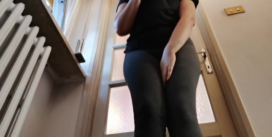 Nicoletta Embassi: Отличный писсинг за пределами ванной в магазине, как только я заканчиваю покупки, я мокрые все мои штаны