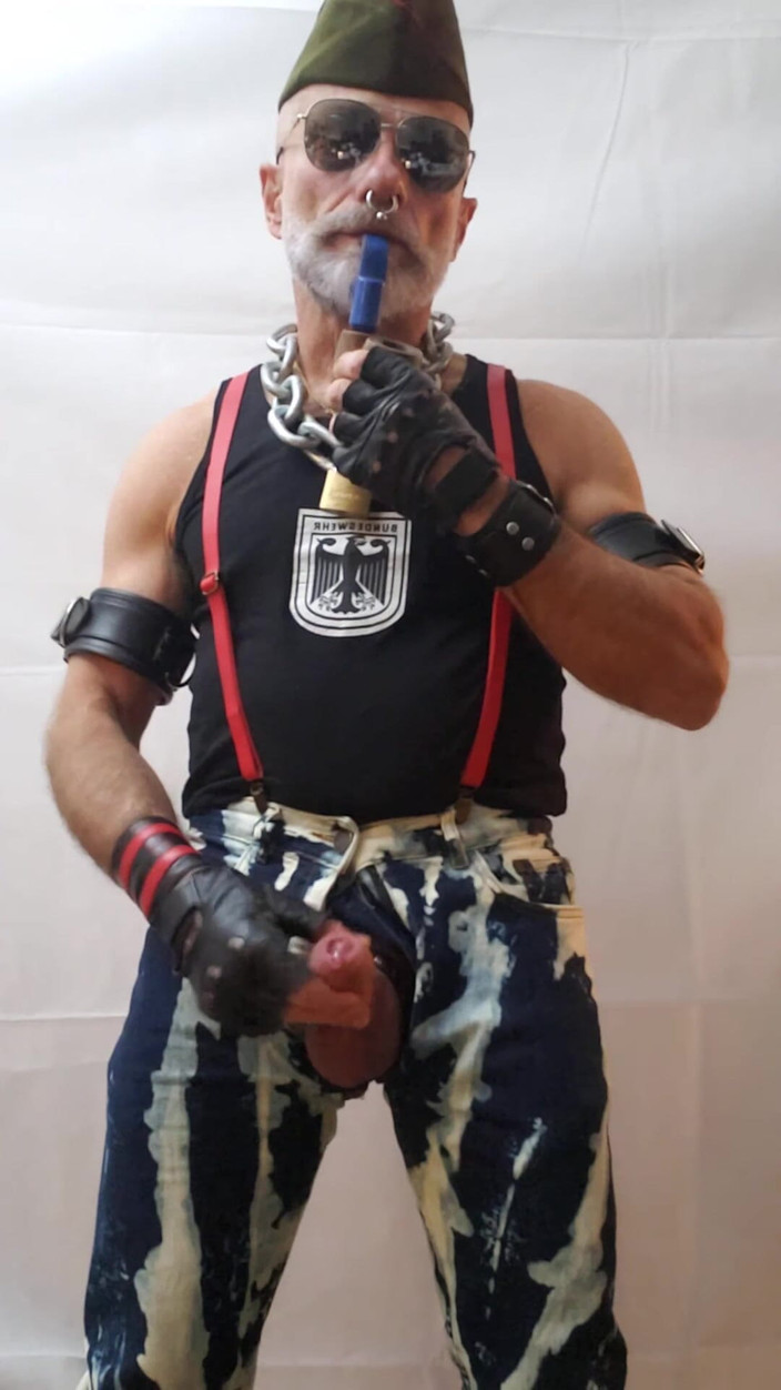 Muscles Cigar FFPig: Трубний тато накачує яйця і член на monstertube