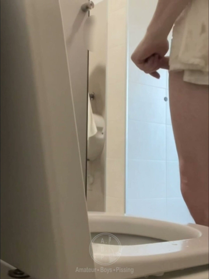 AmateurBoysPissing: Helfende hand in öffentlichen Toiletten - fast erwischt