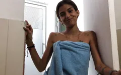 Mi hermanastra me encuentra masturbándome en su baño y me da el placer de correrme en su joven cara