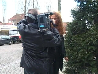 Lucky Cooch: Snygg brunett intervjuad på gatan i vintage tysk video