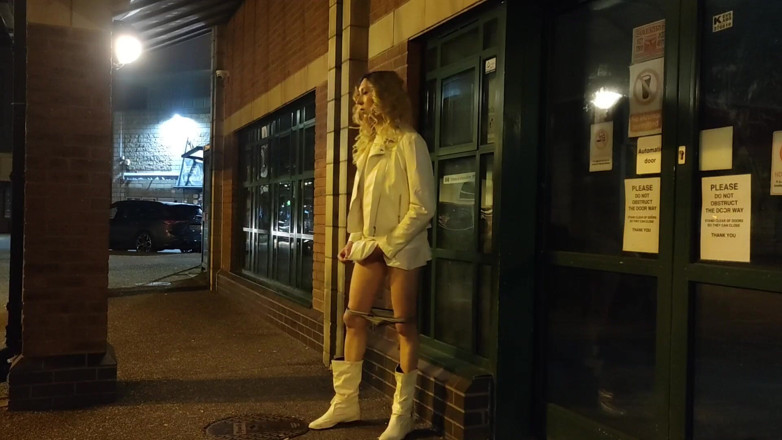 The Midnight Minx: Esibizione alla stazione degli autobus
