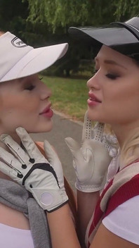 Megan Murkovski ve Jessie Ames ile golf günü çıldırıyor