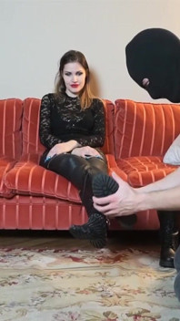 Femdom seksi menyembah kaki di sofa merah