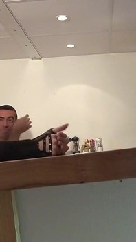 Pelacur Raunchy dikongkek fisting ke pantat