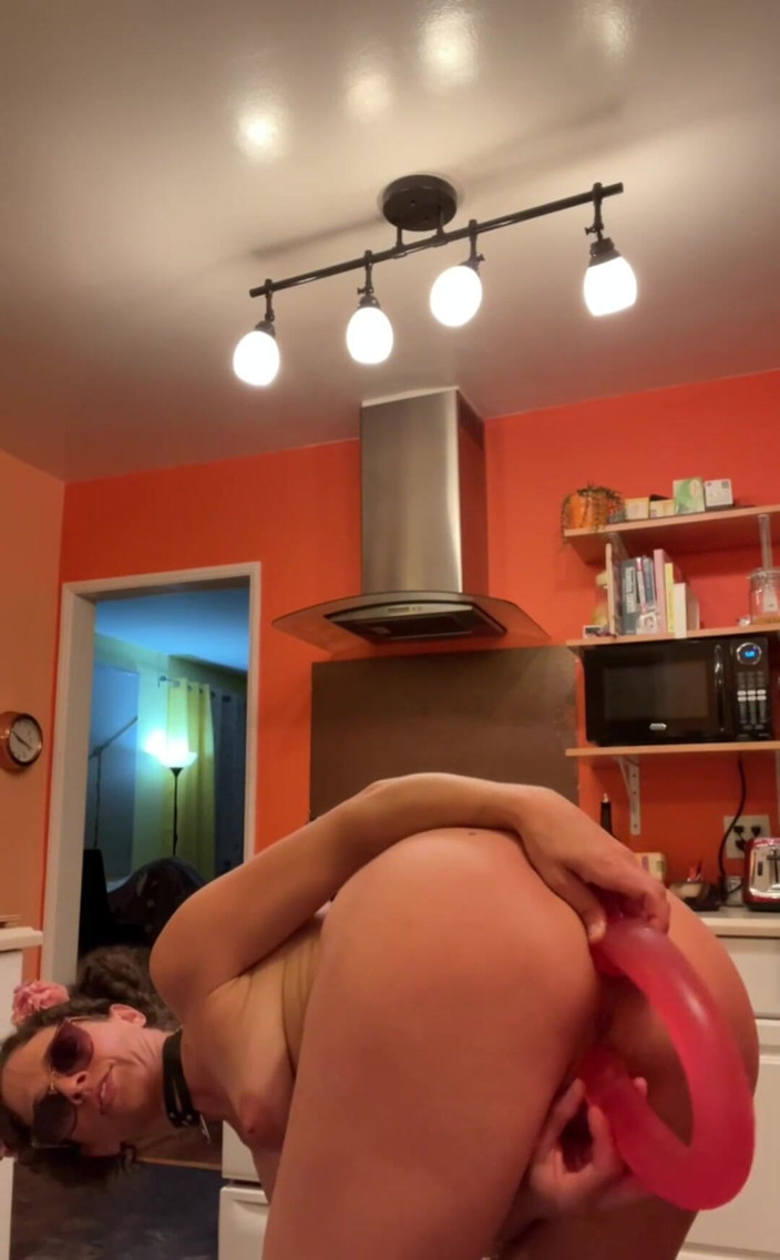 VibeWithMommy: Toto je jedno z nejdivnějších videí, která kdy Ive udělala...