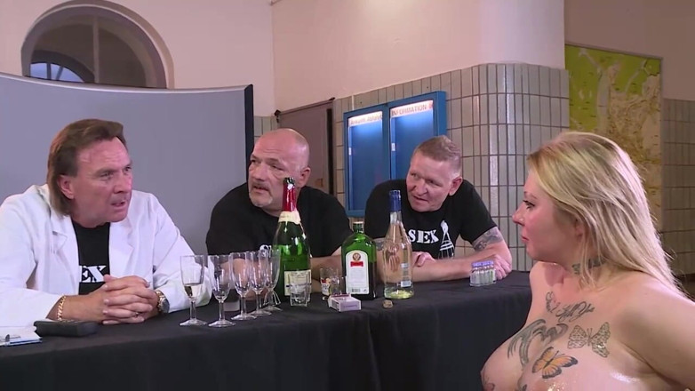 Deutschland porn: 医生干一个丰满的金发熟女