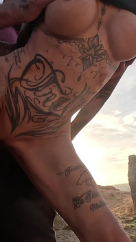 Milf bionda tatuata gode di sesso selvaggio all'aperto in spiaggia