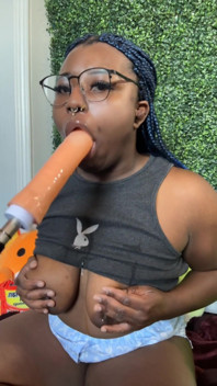 Zenci kız yüzünü sikiyor