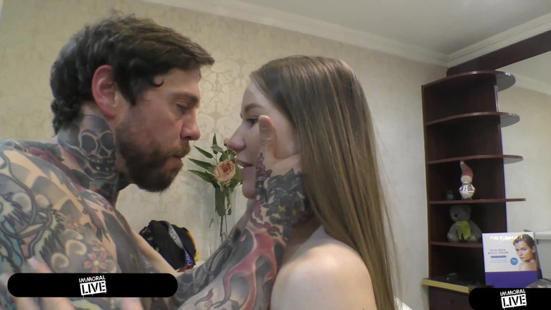 Immoral Live: Natuurlijke enorme tieten hottie Amalia Davis komt non-stop klaar en...