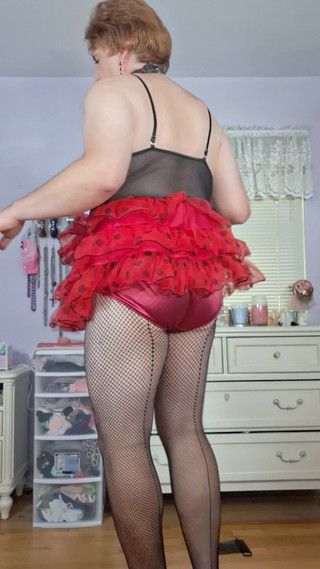 Victoria Lecherri: Sissy Vicki saten külot ve file çorapla mastürbasyon yapıyor.