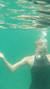 Strip-tease érotique sous l’eau de maillot de bain : taquiner à poil en mer
