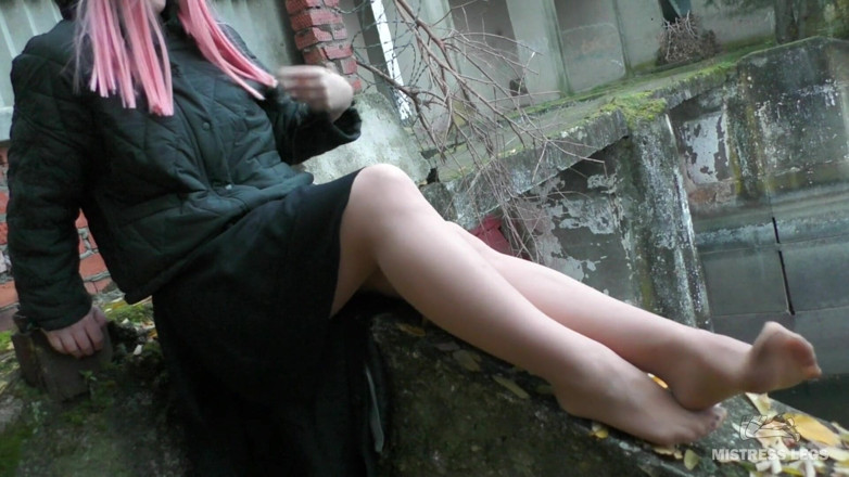 Mistress Legs: ขาไนลอนเล่นกับใบไม้ใบแดงกลางแจ้ง