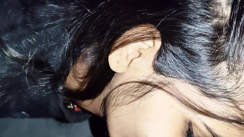 Shivanibaby: 发现我的继妹独自在家，我操了她，让她的处女阴户射精。