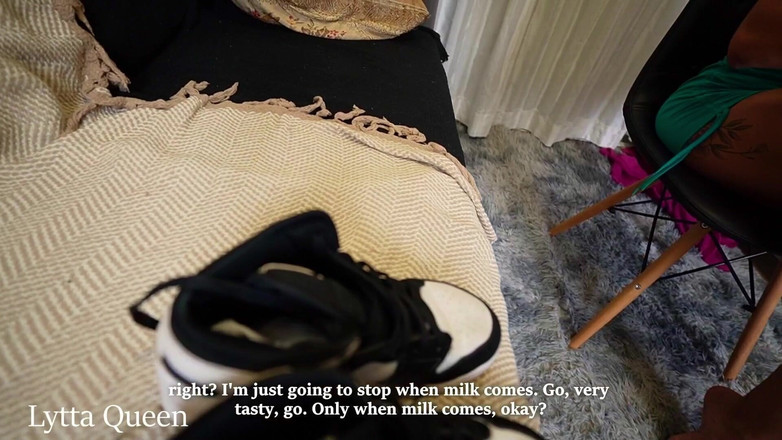 Queen Lytta ballbusting and cum lick: リッタ - 継母が靴下の匂いを嗅いでいるのを捕まえた POV - セクシーな JOI 手コキとフェラチオ POV