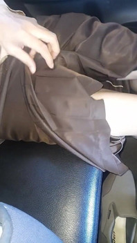Travestie en se masturbant dans une uniforme scolaire brillant seragam pramuka