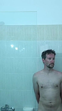 Moi, seul sous la douche, le petit a été attrapé !