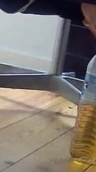 Ketika Jules bekerja dari rumah dan tidak bisa meninggalkan mejanya, dia harus kencing di dalam botol