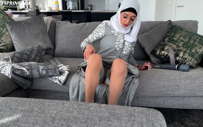 Aaliyah Yasin: L'innocente cameriera aaliyah Yasin scopre i giocattoli del sesso