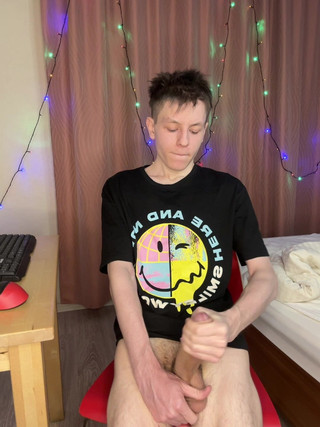 Morflot24: Una veloce masturbazione nel dormitorio fa squirtare ovunque un cazzo...