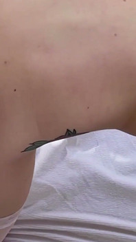 La modella decide di scopare il fotografo nelle sue calze e prende un creampie