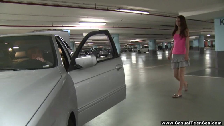 Casual Teen Sex: Teeny adora carros rápidos e sexo