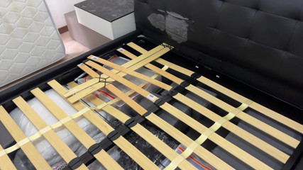 Tommy e Annika: The Boy Assembles the Bed the Sofa and Pure the...