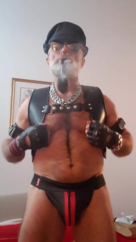Puro üvey baba Meo.de yeni bir çift meme ucu kıskacıyla piponun tadını çıkarıyor, bir oğlanın gelip onlarla oynamasını bekliyor