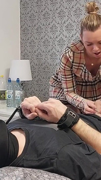 Zdradzająca Żona Ruchała Sąsiada - Mąż Zjadł Jego Spermę Z Prezerwatywy I Własną Spermę Na Deser