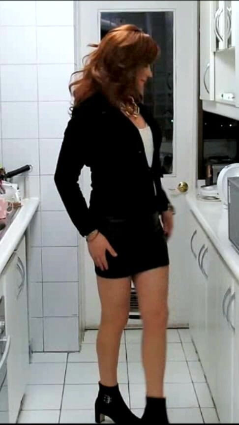 HectorChile1969: Crossdresser Fernanda Gomez försöker på sin minikjol i köket