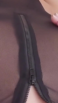 La tuta di nylon perfetta sul mio corpo nudo