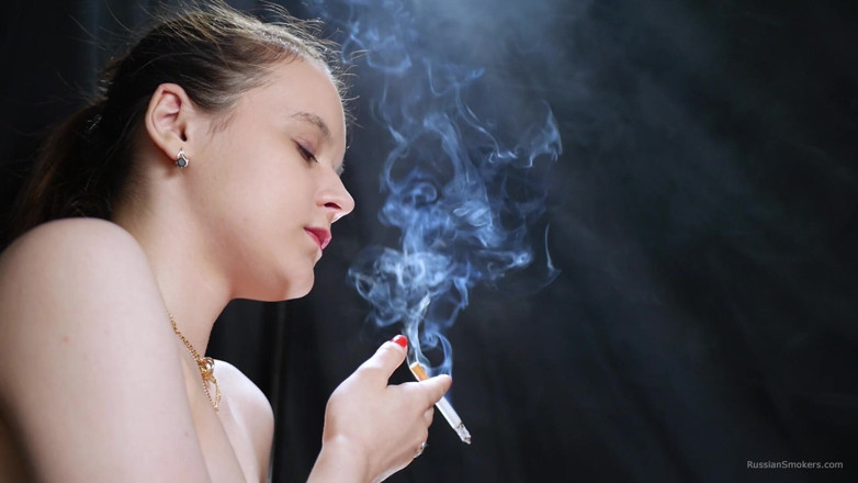 Russian Smokers: สาวสีผมบรูเน็ตเปลือยกายสูบบุหรี่ในละคร