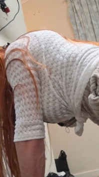 Charlotte cofa się do swojego dildo