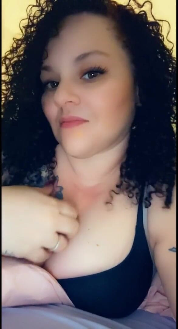 Curvyliz9: Excitée sous la douche