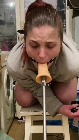 Elena917: fuck machine through a mouth ring