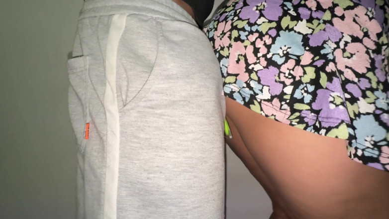 CoupleOfHotSins: Uno Sconosciuto Tocca La Gonna Di Uno Sconosciuto Con Il...