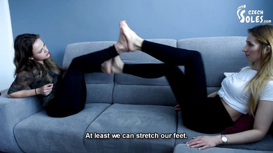 Czech Soles - foot fetish content: Två tjejer klistrade ihop sina sexiga bara fötter!