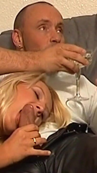 MILF blonde yang tidak pernah kenyang mengeringkan zakar keras setiap kering
