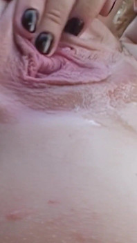Blonde MILF mit dicken titten bekommt ihren arsch in einem hardcore-dreier mit großen schwänzen gefickt.