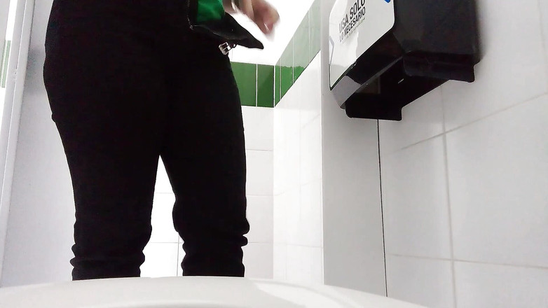 Esperanzitaluton: Amatérská kamera v koupelně nahrává zaměstnance skladu oděvů